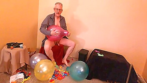 94) Step Pop 12 Balloons And Cum On Q24 - Balloonbanger